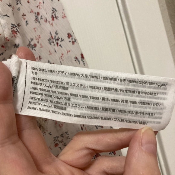 Abercrombie & Fitch White Ditsy Floral Cropped Off Shoulder Long Sleeve Blouse - Picture 3 of 8